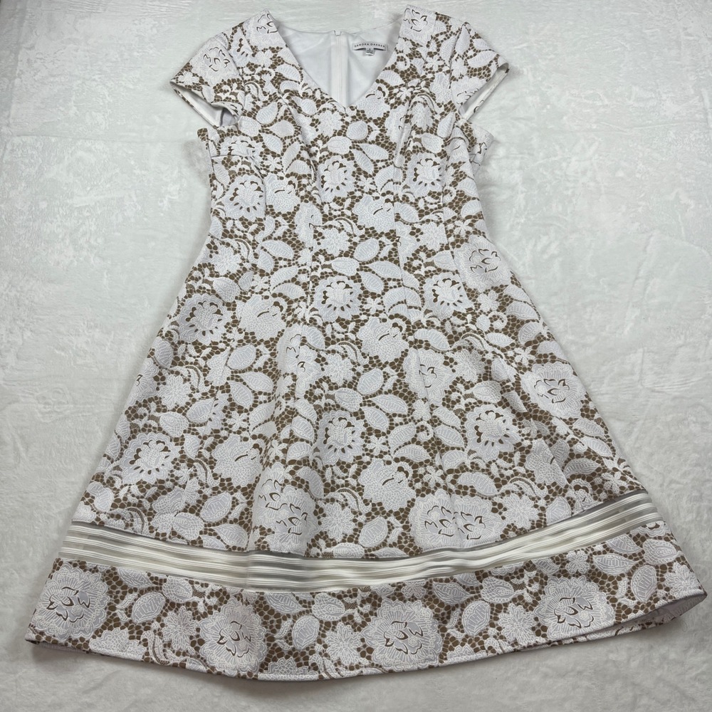 Sandra Darren White Tan Floral V-Neck Fit & Flare Dress Sz 8 Tan Cap Sleeve